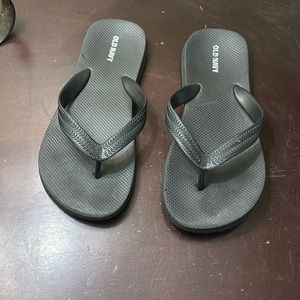 Kids Old Navy black flip flops